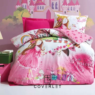 روتختی دخترانه صورتی طرح پرنسس کاوری مدل Princess روی تخت یک‌نفره با کاور لحاف رنفورس ۱۰۰٪ پنبه، تصویر پرنسس، گل‌ها و جعبه‌های هدیه.