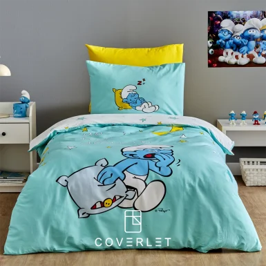 روتختی پسرانه طرح اسمورف کاوری مدل Smurfs Sleepy روی تخت یک‌نفره با زمینه فیروزه‌ای، ماه و ستاره‌ها و ملحفه زرد.