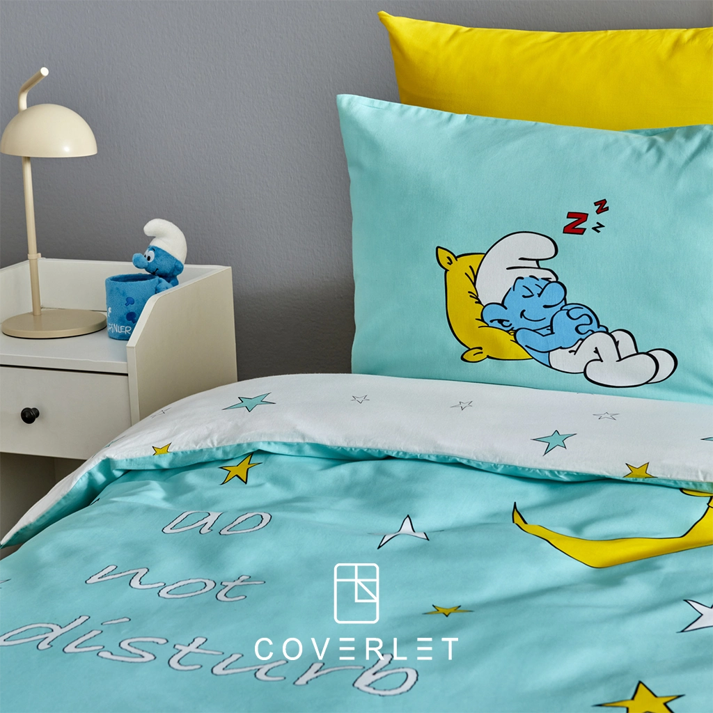 نمای نزدیک روتختی Smurfs Sleepy با روبالشی فیروزهای طرح اسمورف خوابآلود و پشت ستارهای کاور لحاف.