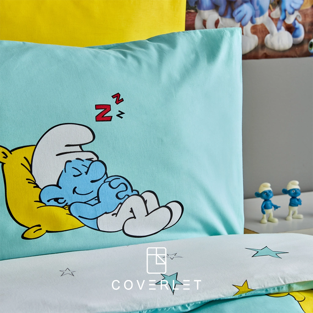 جزئیات روبالشی روتختی پسرانه طرح اسمورف مدل Smurfs Sleepy با تصویر اسمورف خوابیده روی بالش زرد.