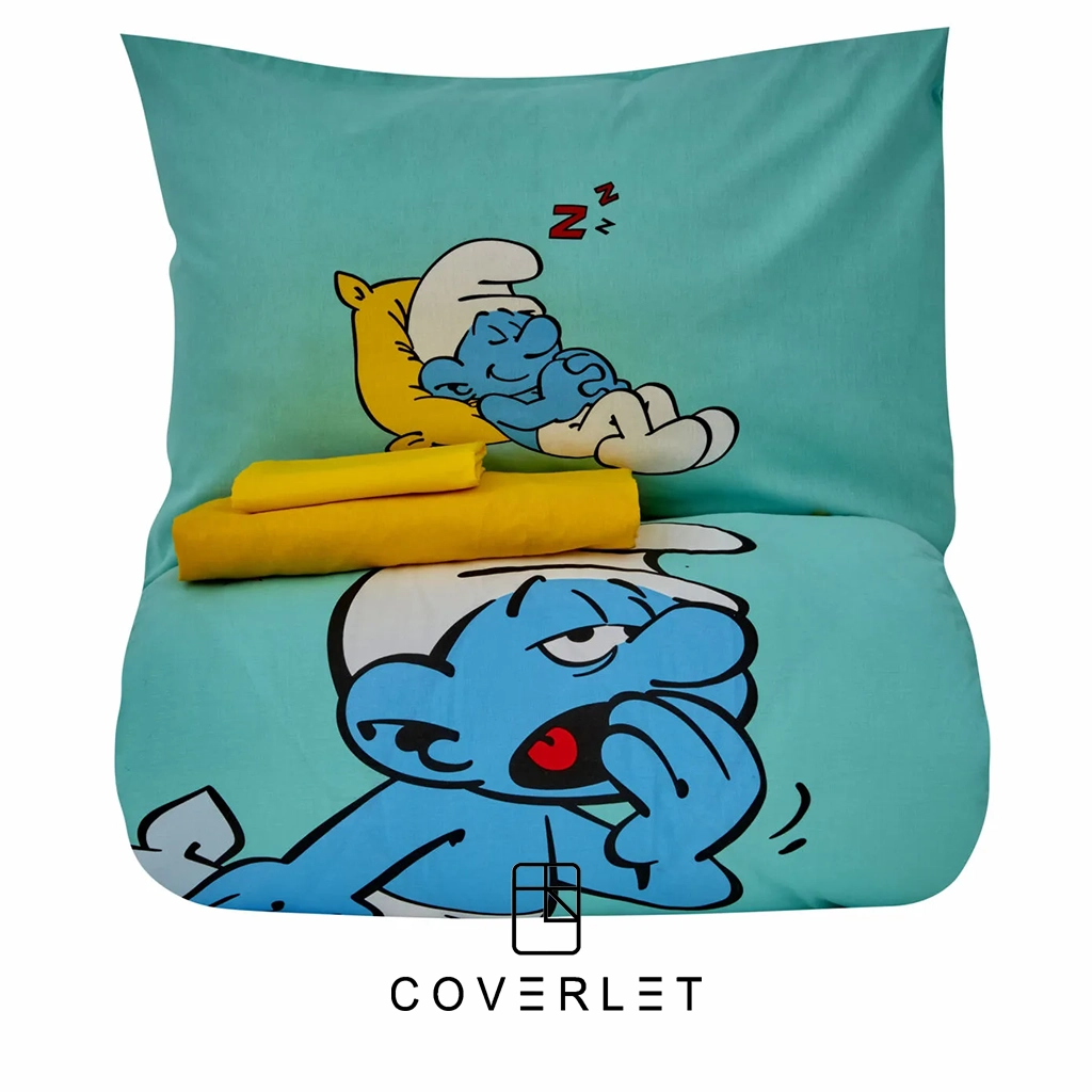 چیدمان روتختی پسرانه طرح اسمورف کاوری مدل Smurfs Sleepy با کاور فیروزهای، روبالشی طرحدار و ملحفه زرد.