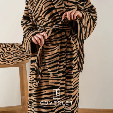 حوله تن‌پوش ببری مدل Tiger کاورلت با طرح مشکی روی زمینه قهوه‌ای، دارای کلاه، کمربند و بافت مخملی نرم.