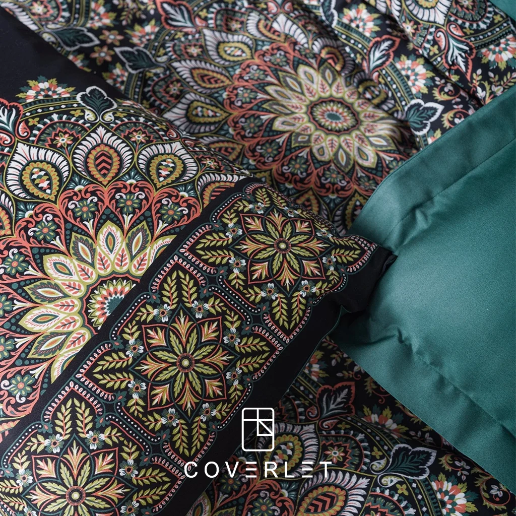 نمای نزدیک روتختی مدل Ornate از ساتین پنبه ۱۰۰٪ با نقوش سنتی و گلوبوتههای کرم، آجری، سبز و زرد در کنار پارچه ساده آبی نفتی.