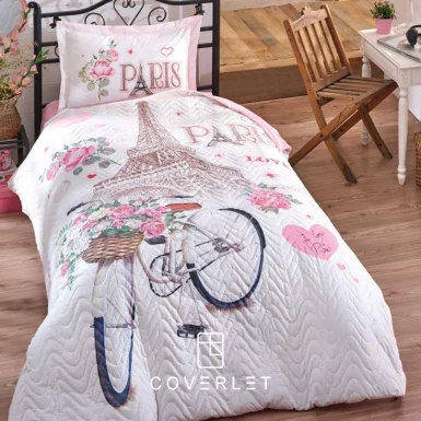 روتختی چهارفصل دخترانه سفید صورتی طرح پاریس مدل Paris Love روی تخت یک‌نفره با برج ایفل، دوچرخه و گل‌های رز صورتی.