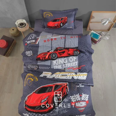روتختی چهارفصل پسرانه طرح ماشین مدل Racing Team روی تخت با زمینه طوسی، ماشین‌های مسابقه‌ای قرمز، نوشته‌های اسپرت و روبالشی هماهنگ.