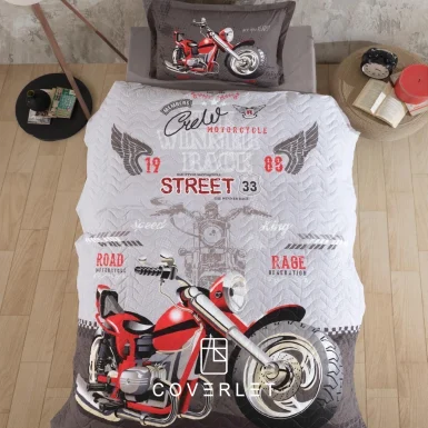 روتختی چهارفصل پسرانه طرح موتور مدل Street King روی تخت با زمینه سفید و طوسی، تصویر بزرگ موتور قرمز، نوشته‌های مسابقه‌ای و روبالشی هماهنگ.